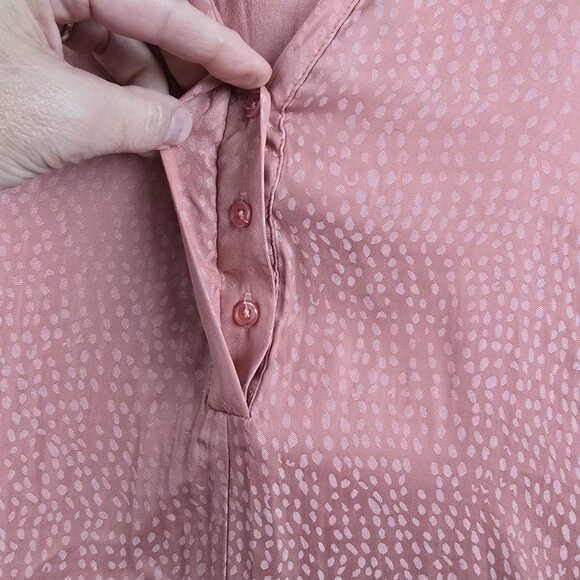 Lane Bryant Womens Plus Blouse Pink Size 26/28 Lightweight Textured Button Front - Picture 3 of 9